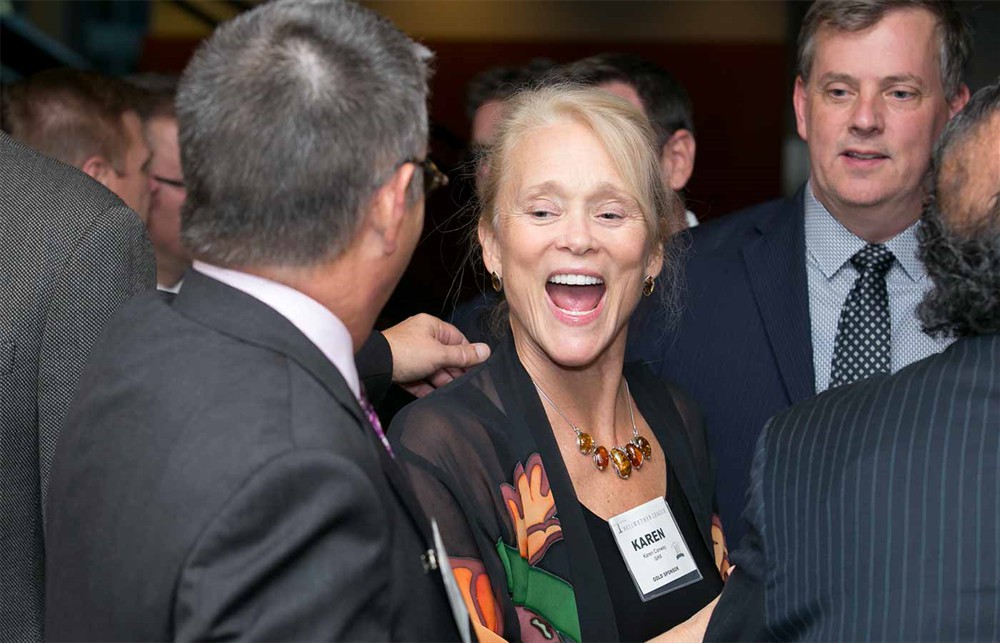GHX’s Karen Conway enjoys a laugh with Bellwether League Board Member Mark Van Sumeren (left, back to camera).